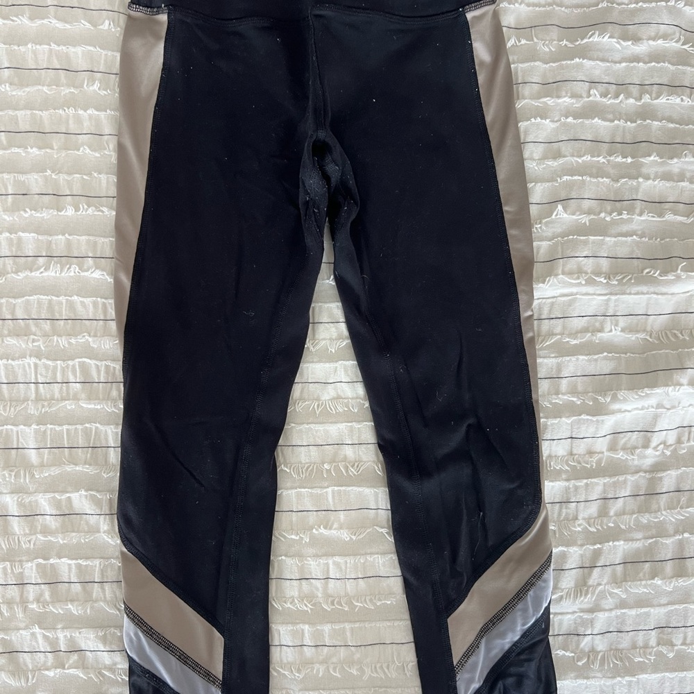 ALO yoga leggings with tan and white panels